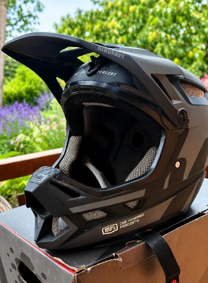 Produkt: 100% Aircraft composite helmet LTD black (L)