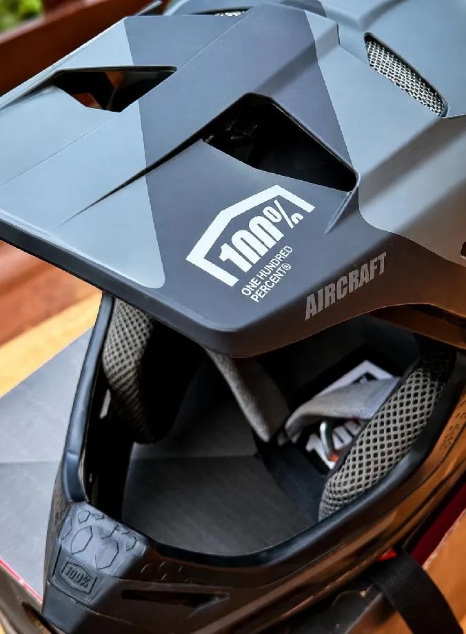 Produkt: 100% Aircraft composite helmet LTD black (L)