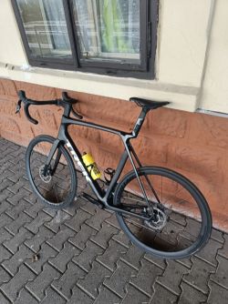 TREK Madone SL 6 AXS Gen 8 MATTE DARK WEB s wattmetrem