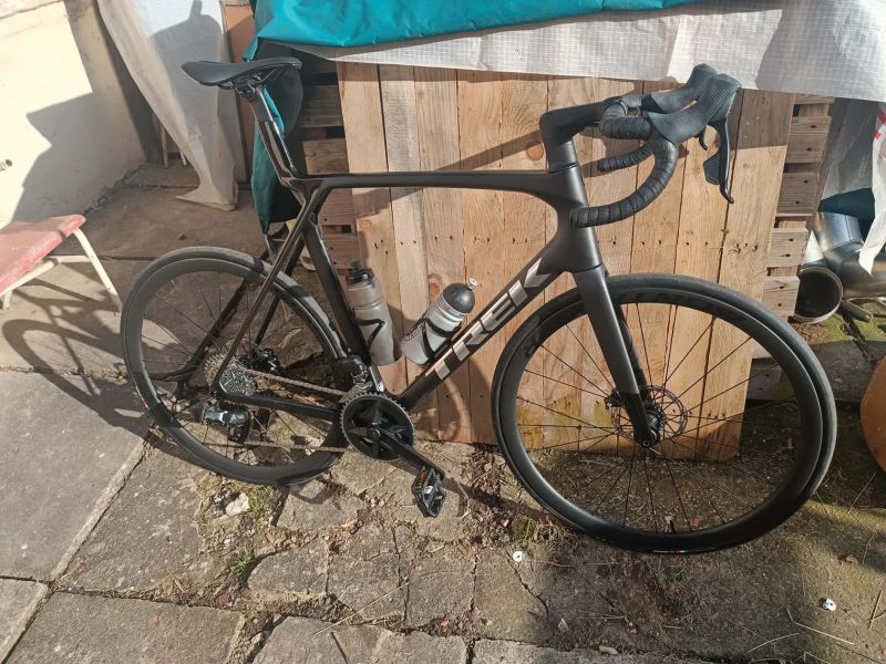TREK Madone SL 6 AXS Gen 8 MATTE DARK WEB s wattmetrem