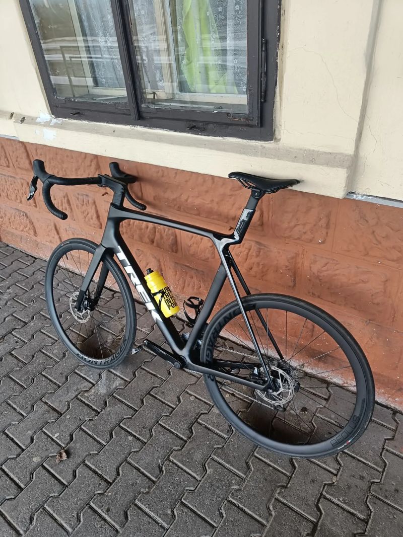 TREK Madone SL 6 AXS Gen 8 MATTE DARK WEB s wattmetrem