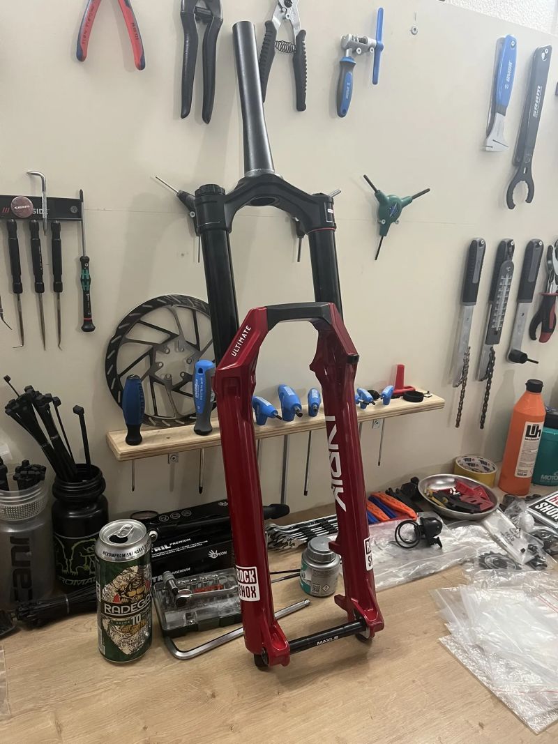 NOVÁ vidlice RockShox Lyrik Ultimate E1 170 mm Eectric Red