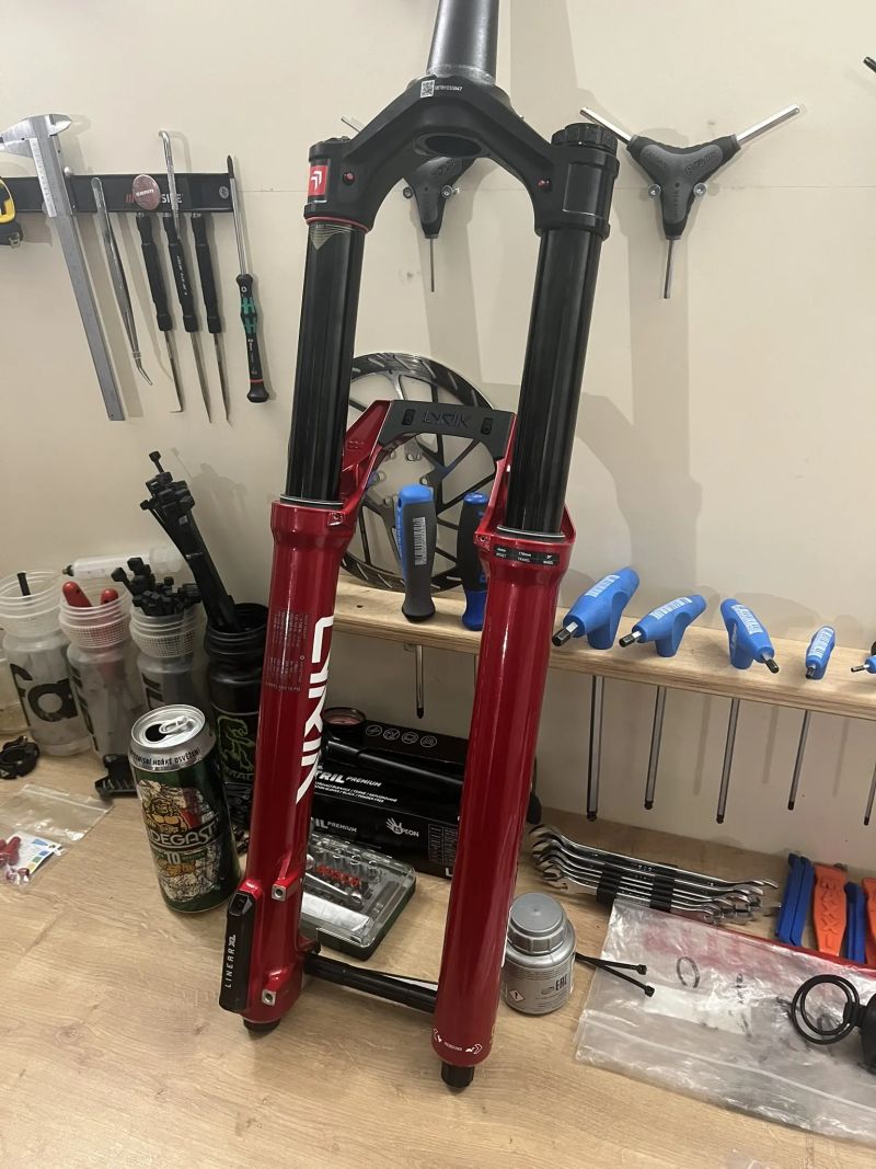 NOVÁ vidlice RockShox Lyrik Ultimate E1 170 mm Eectric Red