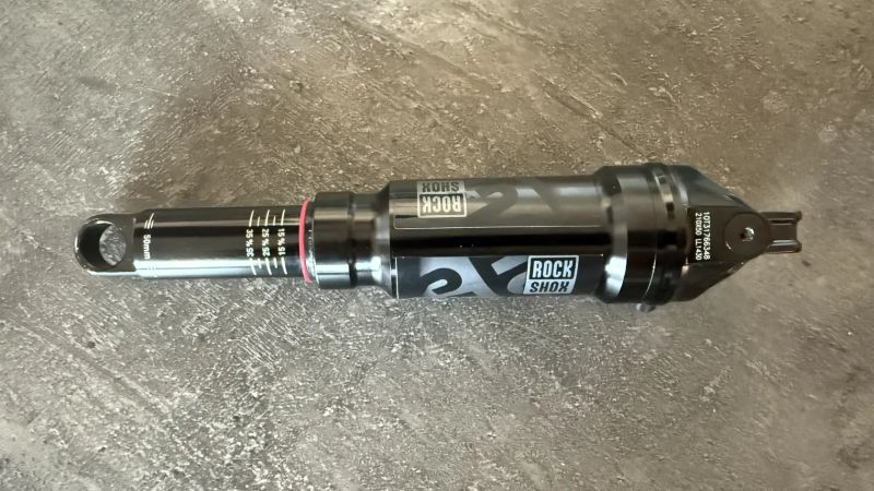 Zadní tlumič RockShox SIDLuxe Ultimate 2P Remote OutPull SoloAir 210x50
