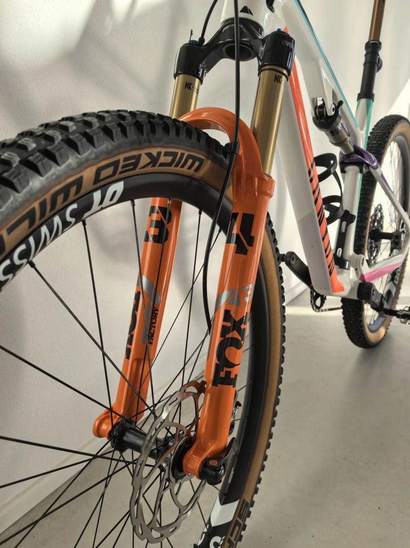 Canyon Lux trail CF9 Emily Batty edition