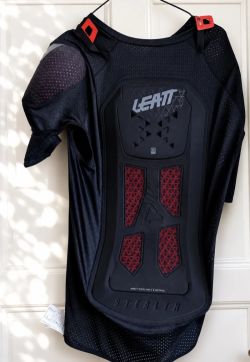  Chráničová vesta - LEATT AirFlex Stealth Body Tee 