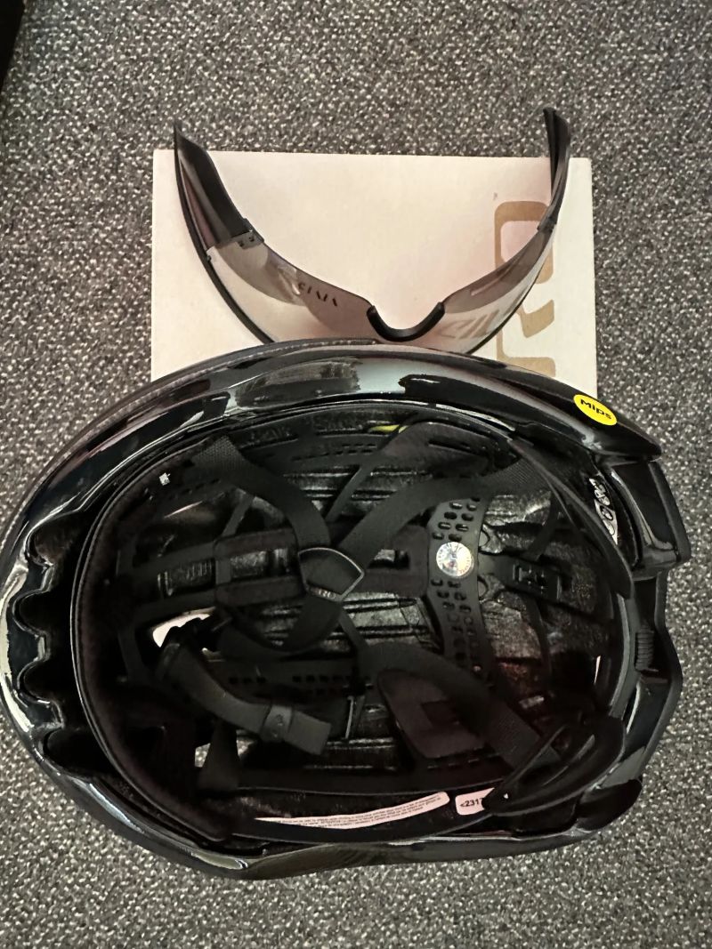 Cyklistická prilba Giro Vanquish Integrated Mips