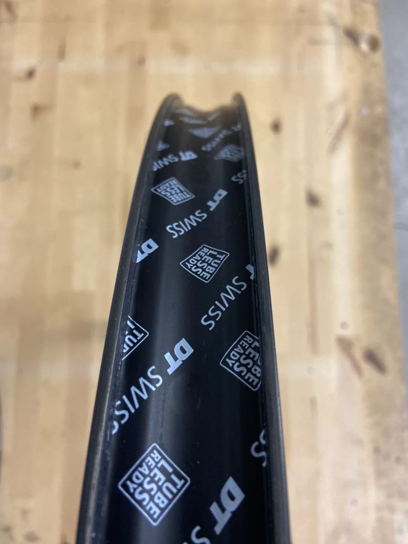 29” KARBONOVÁ KOLA DT SWISS XMC 1501 XD V DOKONALÉM STAVU