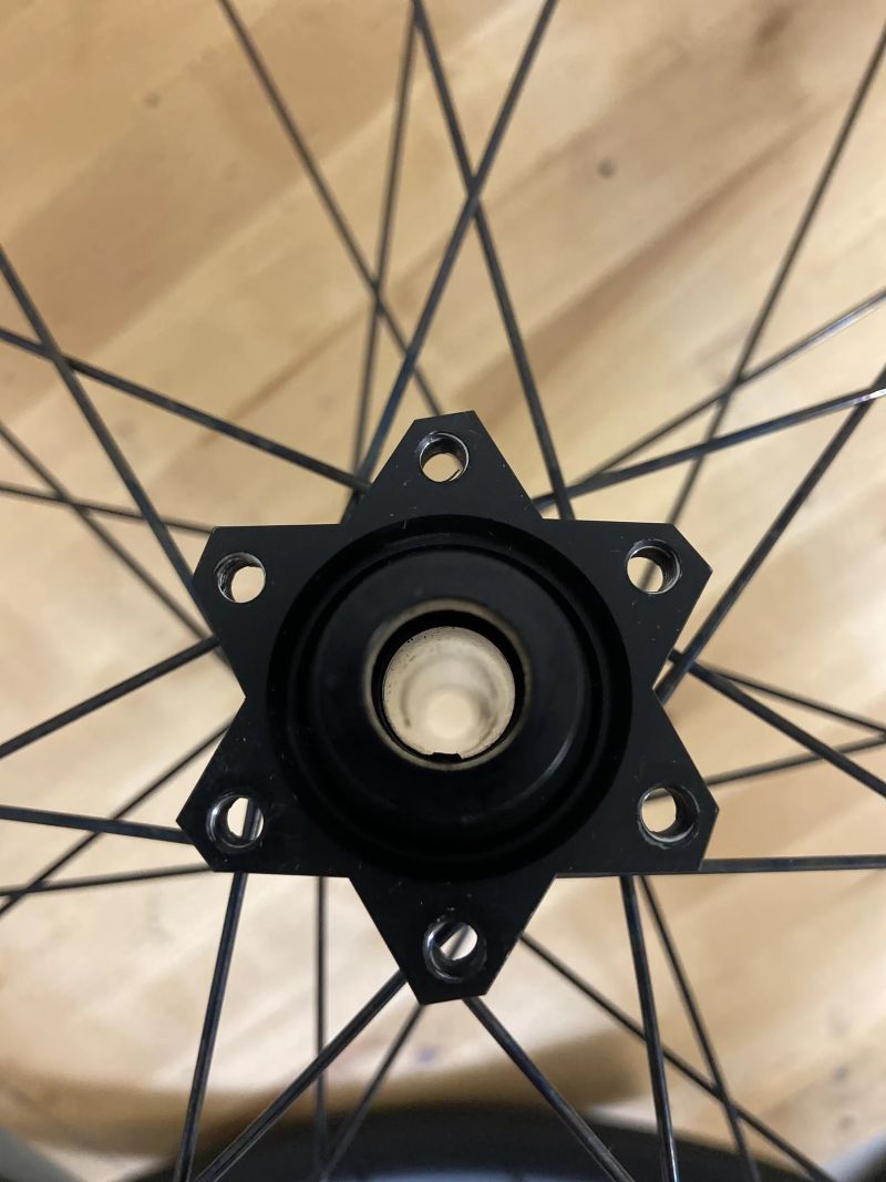 29” KARBONOVÁ KOLA DT SWISS XMC 1501 XD V DOKONALÉM STAVU