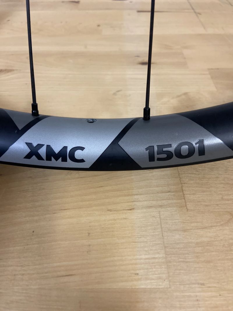 29” KARBONOVÁ KOLA DT SWISS XMC 1501 XD V DOKONALÉM STAVU