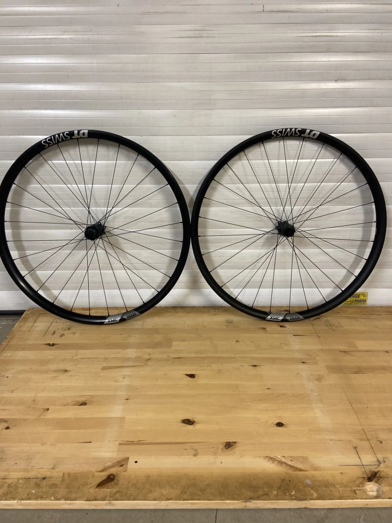 29” KARBONOVÁ KOLA DT SWISS XMC 1501 XD V DOKONALÉM STAVU