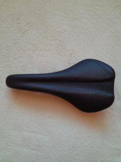 2 ks Bontrager Arvada Elite a Arvada Pro, 270x138 mm, karbonové ližiny, jako nové