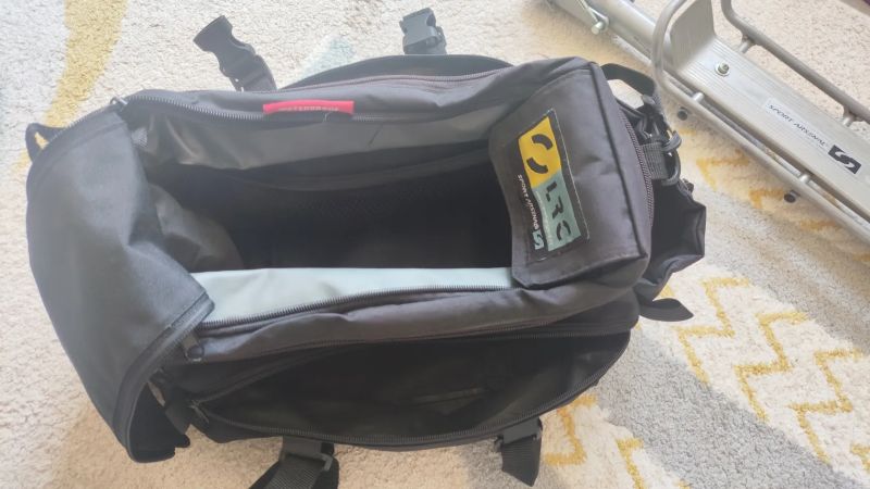Sport Arsenal brašna a nosičem na sedlovku 