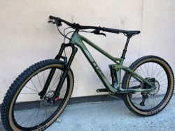 Málo jetý Cube Stereo 140 HPC Rookie Carbon - velikost S