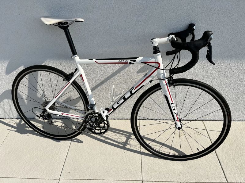 Silniční kolo GT GTR Series 2 na Shimano 105 (vel. 53 = na cca 180 cm) + cyklotrenažér zdarma