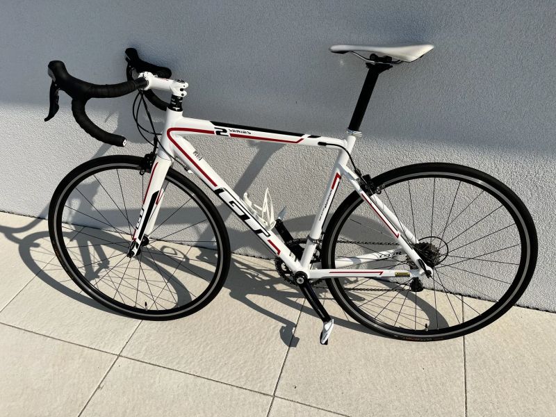 Silniční kolo GT GTR Series 2 na Shimano 105 (vel. 53 = na cca 180 cm) + cyklotrenažér zdarma