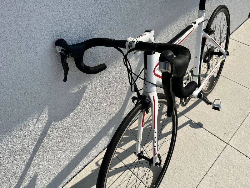 Silniční kolo GT GTR Series 2 na Shimano 105 (vel. 53 = na cca 180 cm) + cyklotrenažér zdarma