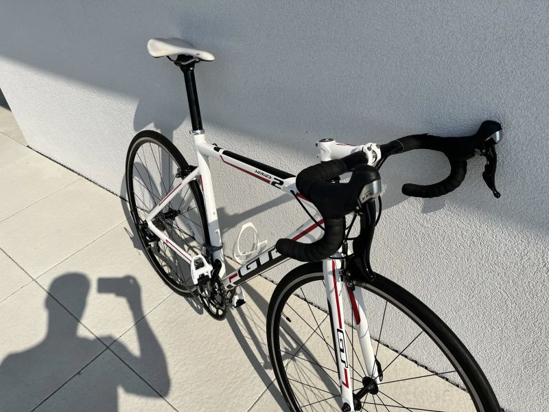 Silniční kolo GT GTR Series 2 na Shimano 105 (vel. 53 = na cca 180 cm) + cyklotrenažér zdarma
