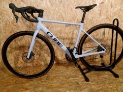 Silniční kolo Cube ATTAIN RACE 2026 cyclamen´n´black, velikost 53(S/M) 