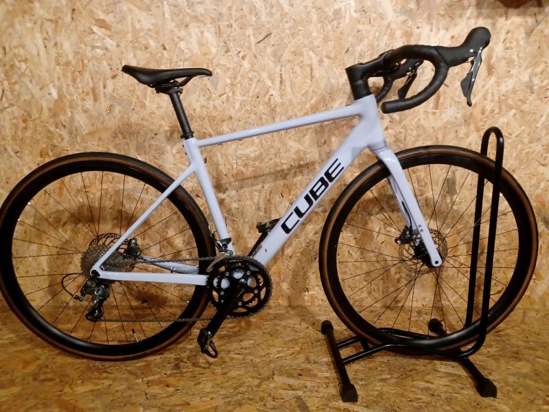 Silniční kolo Cube ATTAIN RACE 2026 cyclamen´n´black, velikost 53(S/M) 