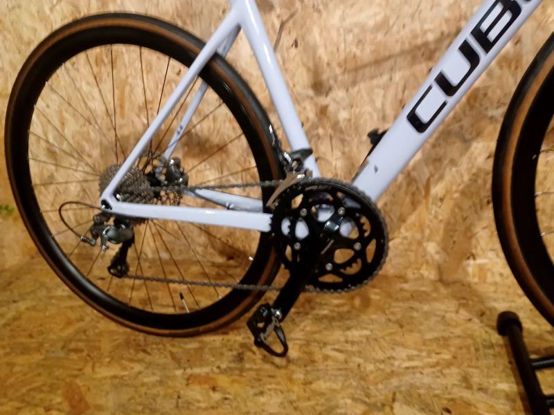Silniční kolo Cube ATTAIN RACE 2026 cyclamen´n´black, velikost 53(S/M) 