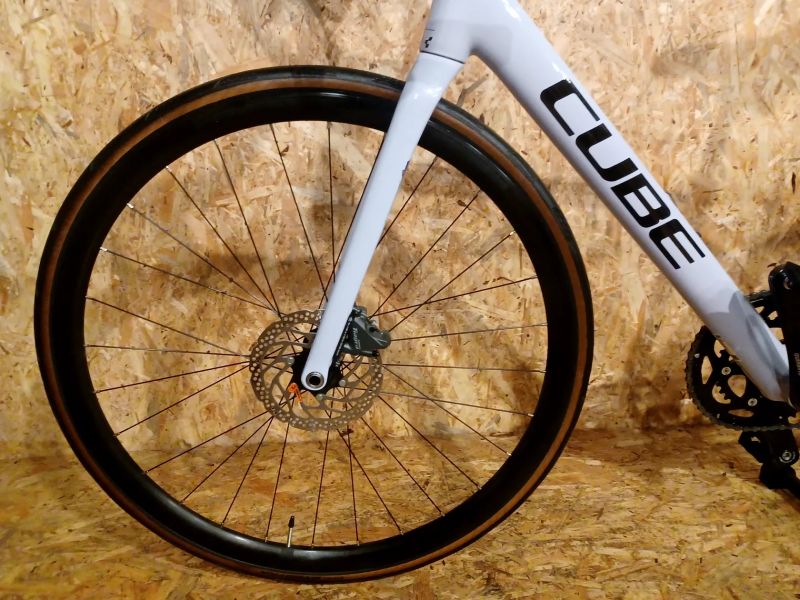Silniční kolo Cube ATTAIN RACE 2026 cyclamen´n´black, velikost 53(S/M) 