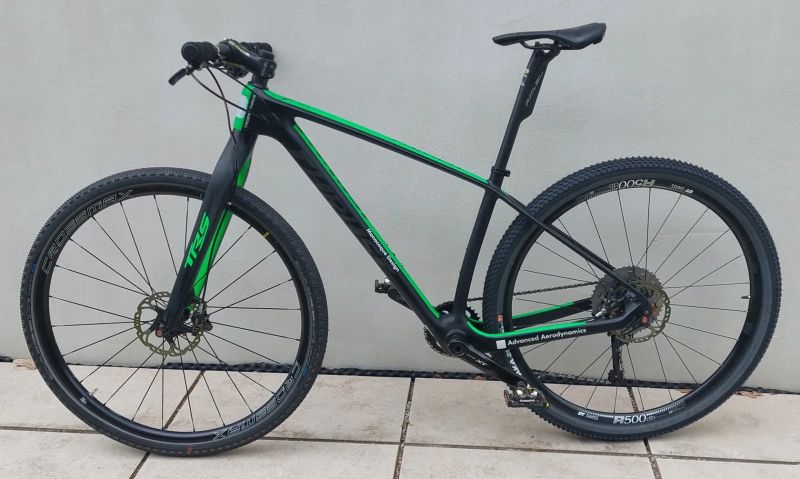 Horské karbonové kolo 29" -MTB, osazeno sadou Shimano XT- M8000.