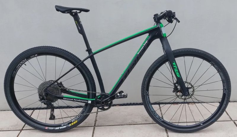 Horské karbonové kolo 29" -MTB, osazeno sadou Shimano XT- M8000.
