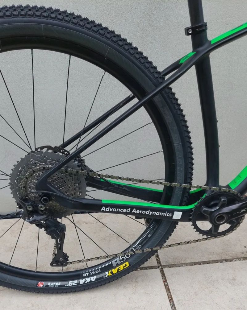 Horské karbonové kolo 29" -MTB, osazeno sadou Shimano XT- M8000.