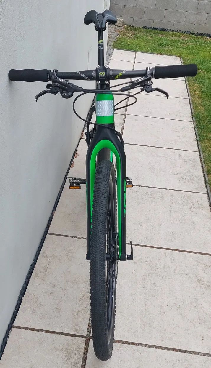 Horské karbonové kolo 29" -MTB, osazeno sadou Shimano XT- M8000.
