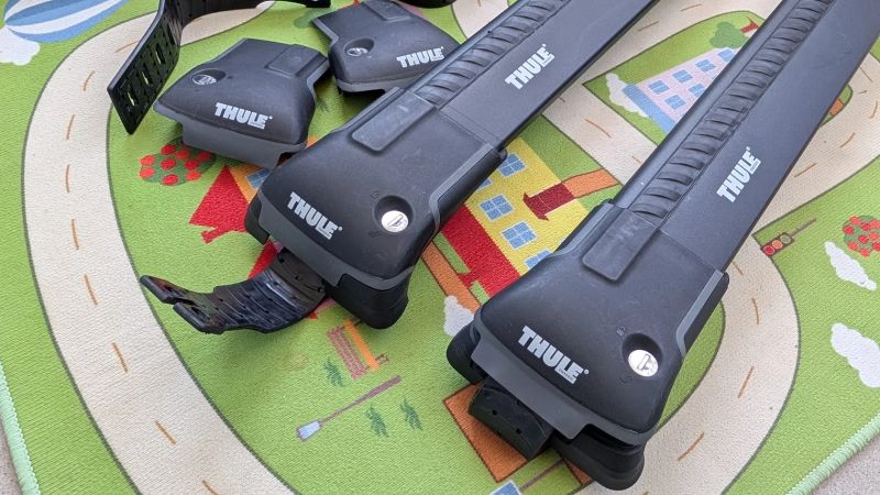 Prodám prémiové střešní příčníky Thule WingBar Edge Black (9582B)