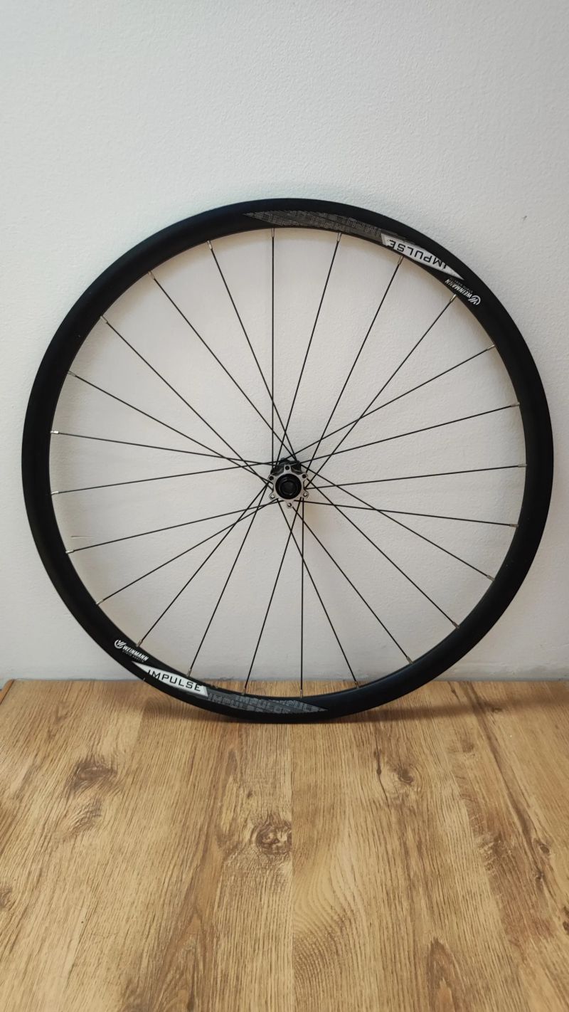 Přední kolo 700x18, na pevnou osu 15x100