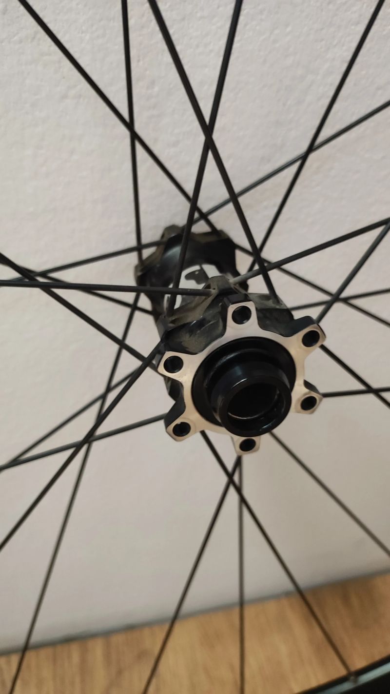 Přední kolo 700x18, na pevnou osu 15x100