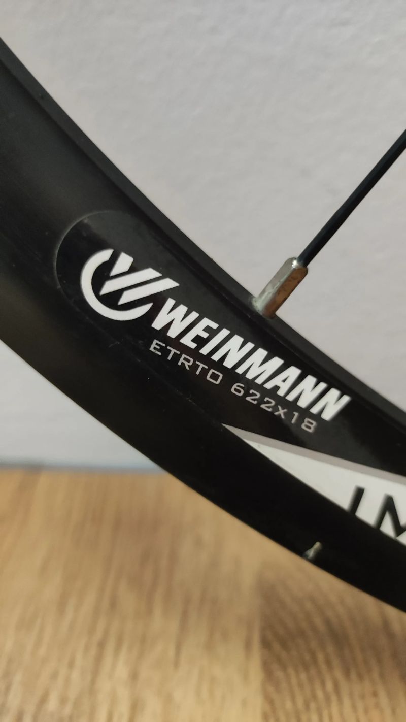 Přední kolo 700x18, na pevnou osu 15x100