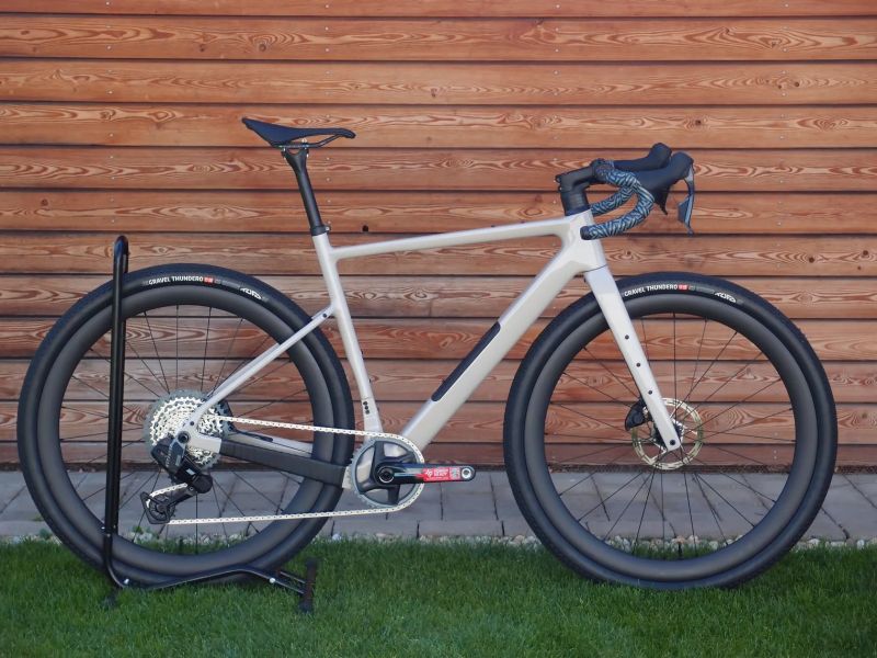 Carbon Gravel Custom 2026, Sram Rival E1 Xplr AXS 1x13, M/L (175-185cm), 8,3 kg