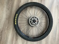 Kompletní zadní kolo 27,5“ pro pevnou osu 12x148 mm (boost)
