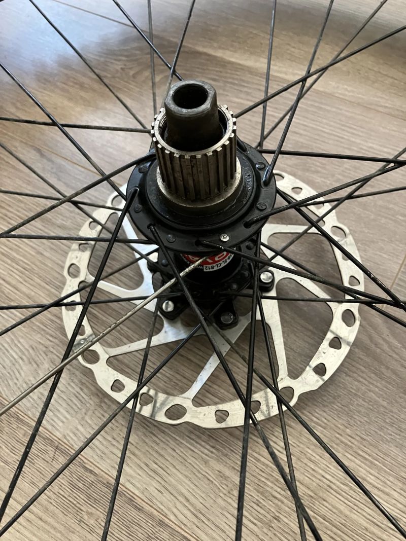 Kompletní zadní kolo 27,5“ pro pevnou osu 12x148 mm (boost)