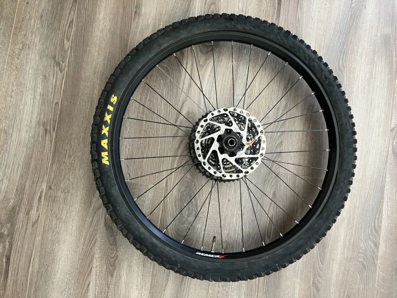 Kompletní zadní kolo 27,5“ pro pevnou osu 12x148 mm (boost)