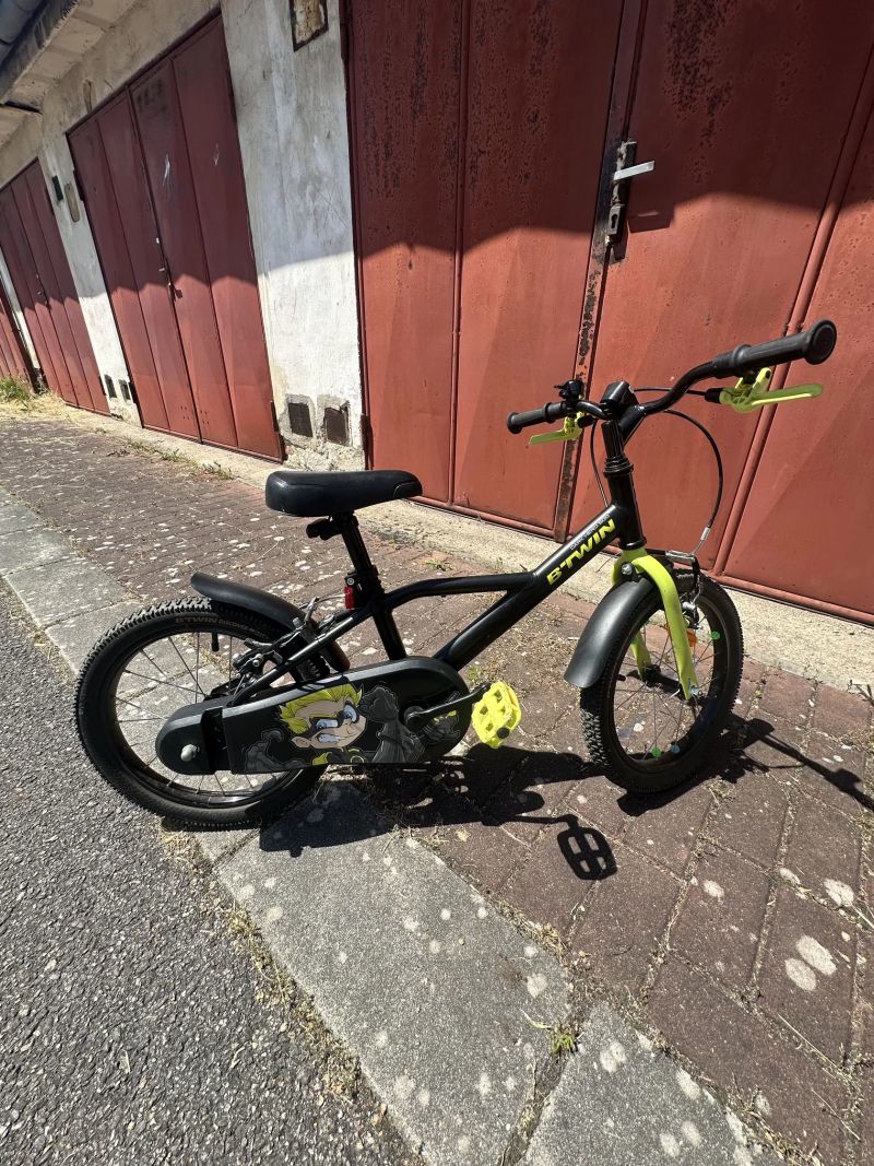 BTWIN Dark Hero 500 – dětské kolo 16” – 1 500 Kč