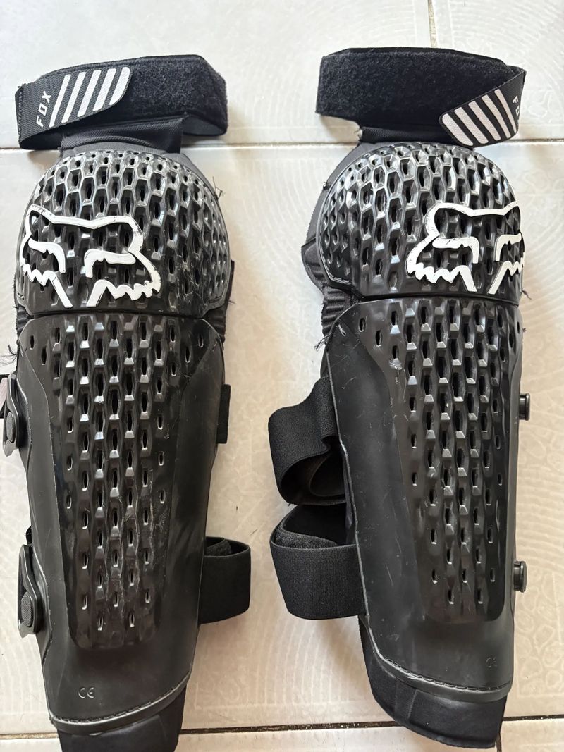 Chrániče kolen Fox Titan Race Knee Guard black