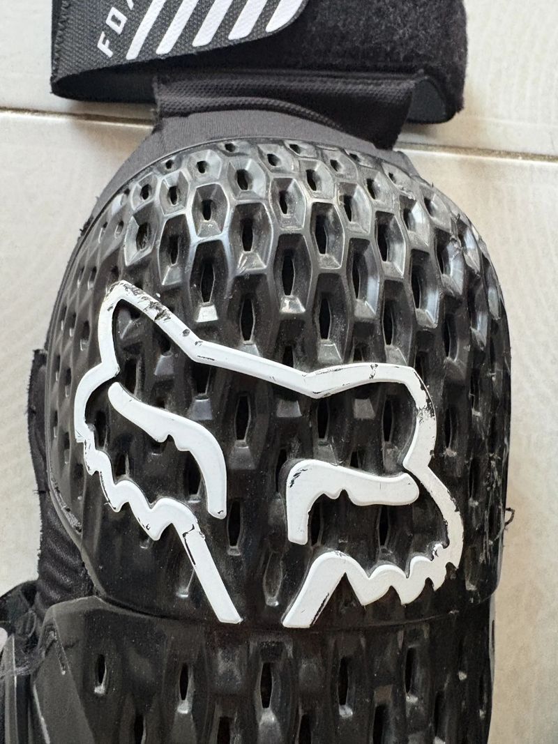 Chrániče kolen Fox Titan Race Knee Guard black