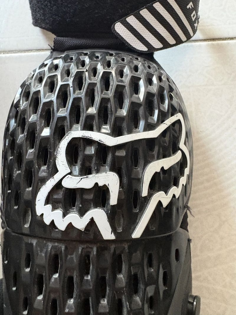 Chrániče kolen Fox Titan Race Knee Guard black
