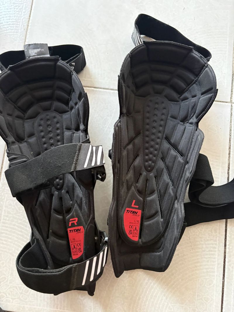 Chrániče kolen Fox Titan Race Knee Guard black