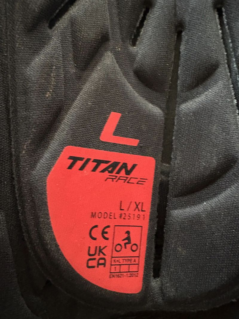 Chrániče kolen Fox Titan Race Knee Guard black