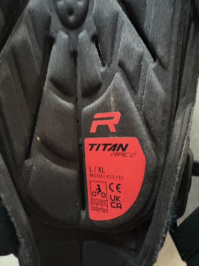 Chrániče kolen Fox Titan Race Knee Guard black