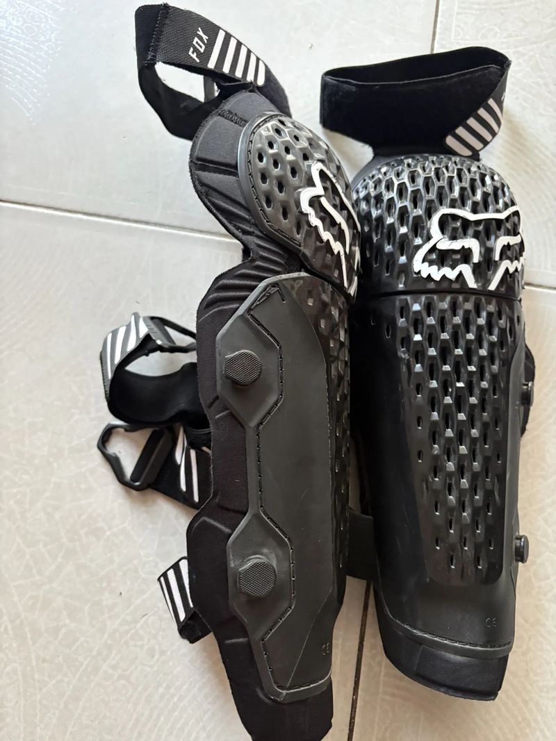 Chrániče kolen Fox Titan Race Knee Guard black