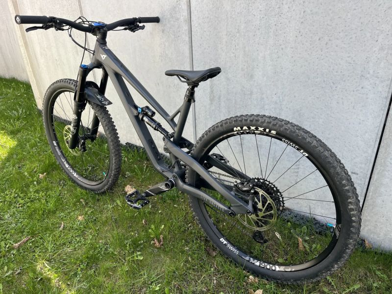 YT JEFFSY AL Core 2, vel. L, nájezd pouze 500 km