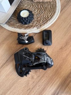 Prodám přehazovačku Sram XX1 AXS eagle 12s s řazením, bateríí a nabíječkou