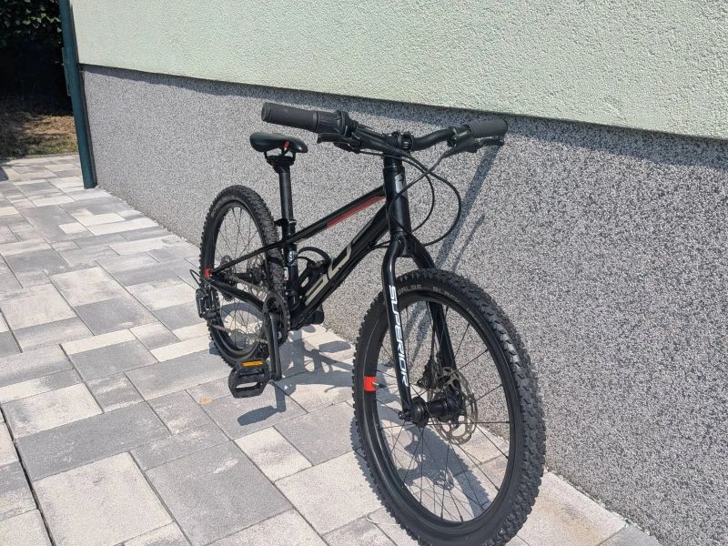 Závodní raketa: Dětské kolo Superior Team 20" (Hydraulické brzdy)