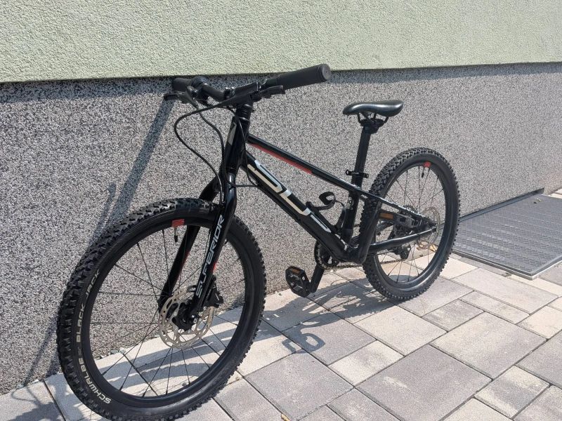 Závodní raketa: Dětské kolo Superior Team 20" (Hydraulické brzdy)